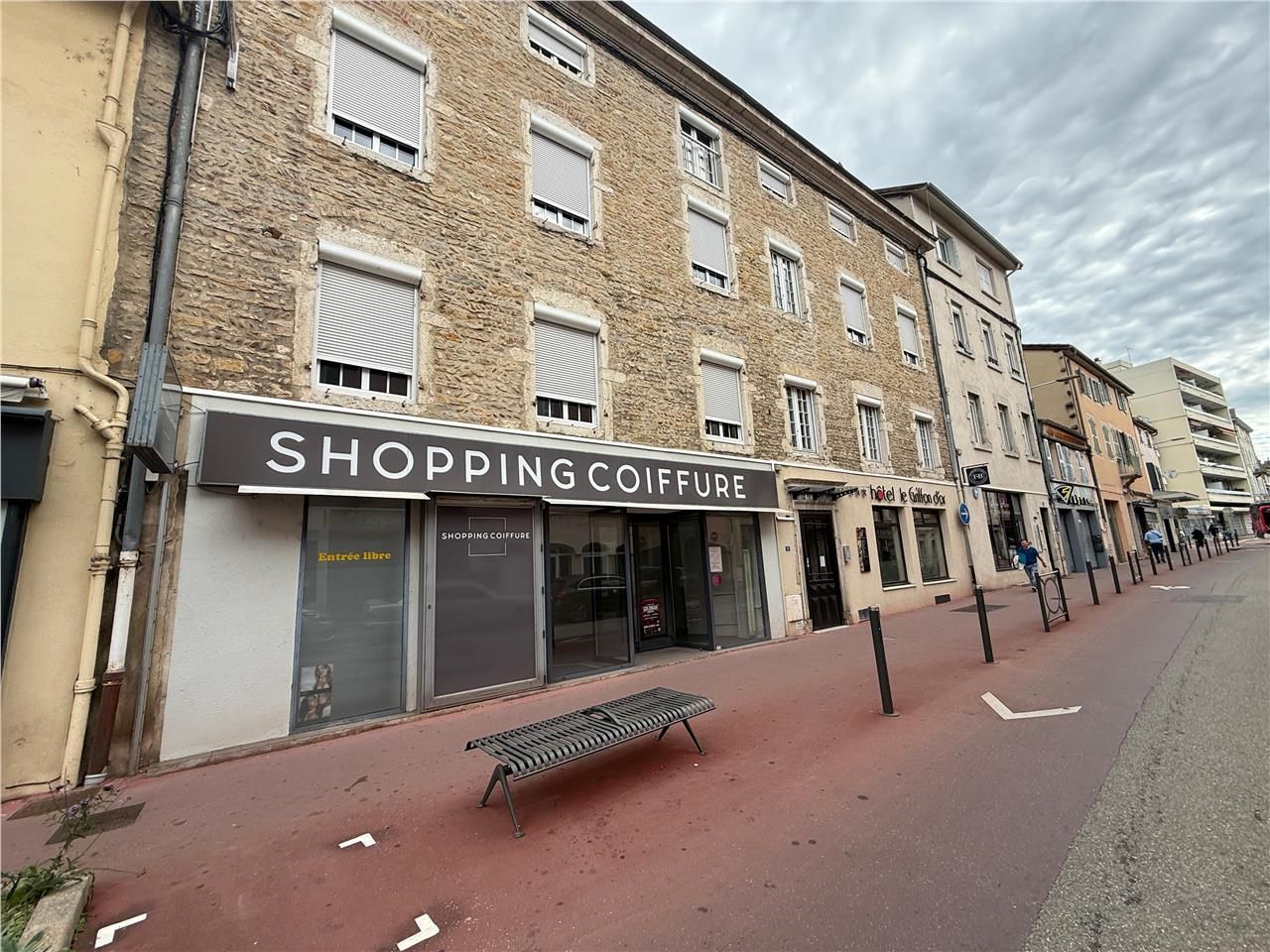 Location commerces 157 m² non divisibles