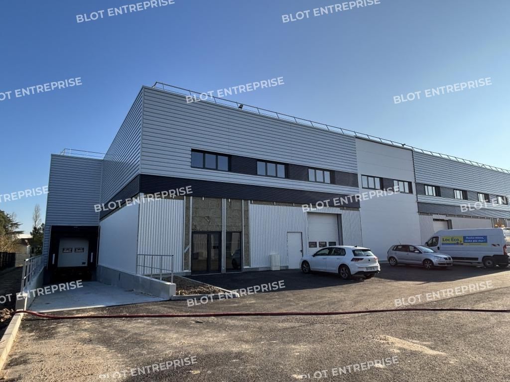 Location entrepôts 1076 m² non divisibles