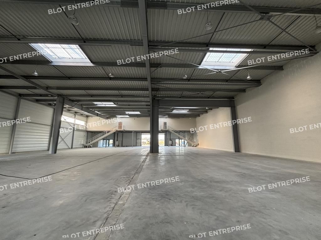 Location entrepôts 575 m² non divisibles