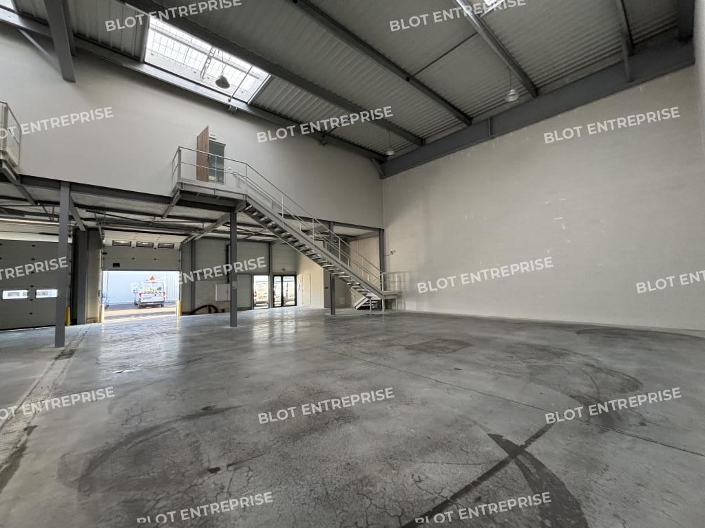 Location entrepôts 309 m² non divisibles