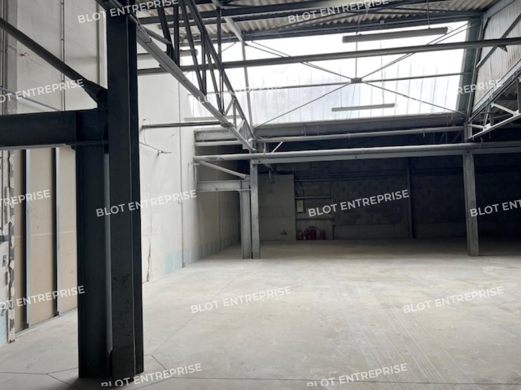 Location entrepôts 300 m² non divisibles