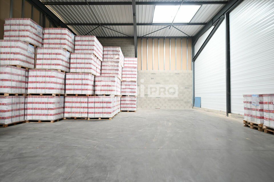 Location local d''activites 300 m² non divisibles