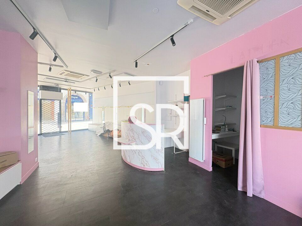 Location local commercial 121.9 m² non divisibles