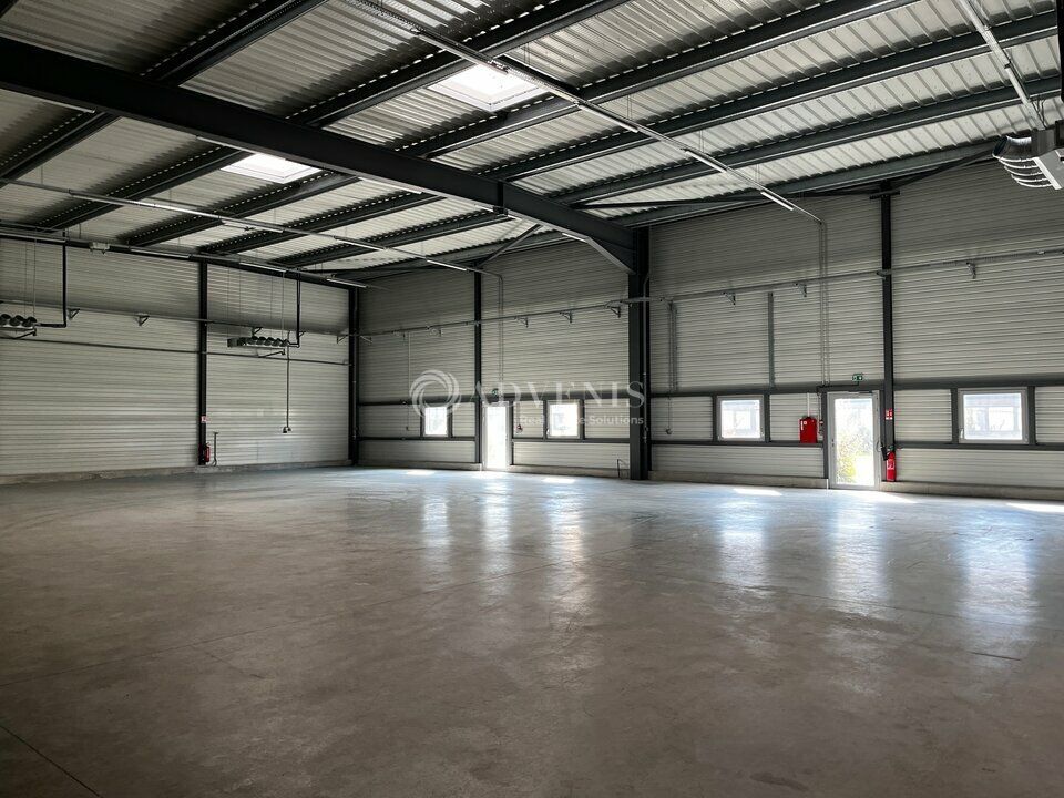 Location local d''activites 1185 m² divisibles à partir de 195 m²