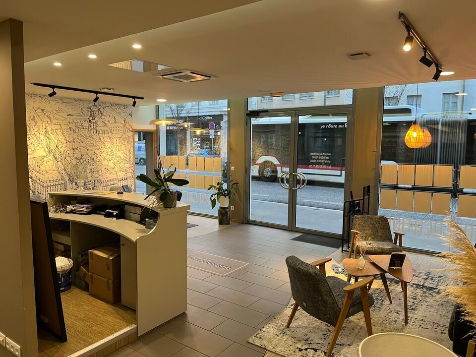 Valoris Real Estate vous propose des locaux commerciaux sur le cours Lafayette, d'une très belle superficie, dans un environnement de qualité et accessible en transports, en parfait état. 