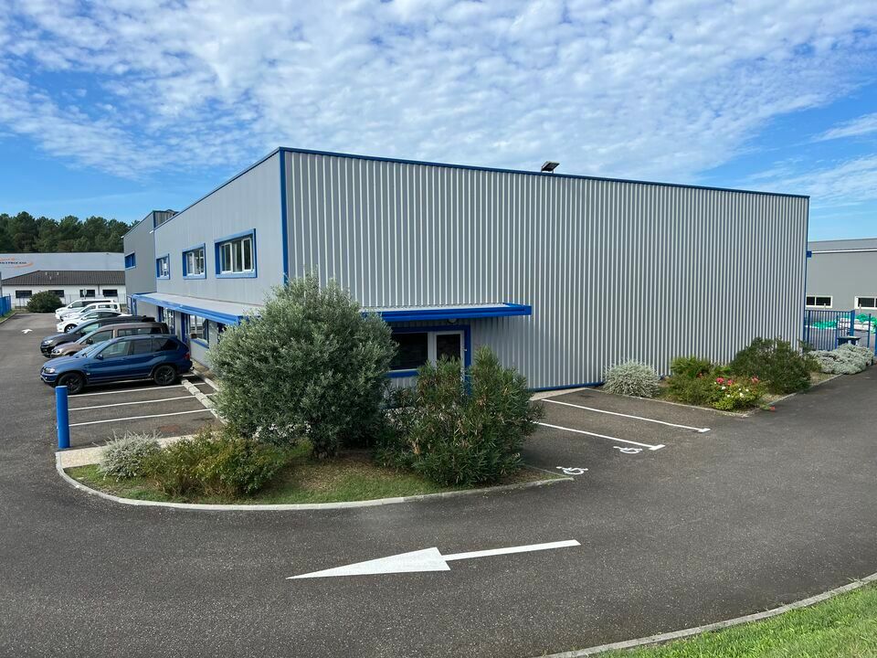 A louer immédiatement à Saint-Jean-d'Illac, local d'activité avec bureaux, de 252 m² 