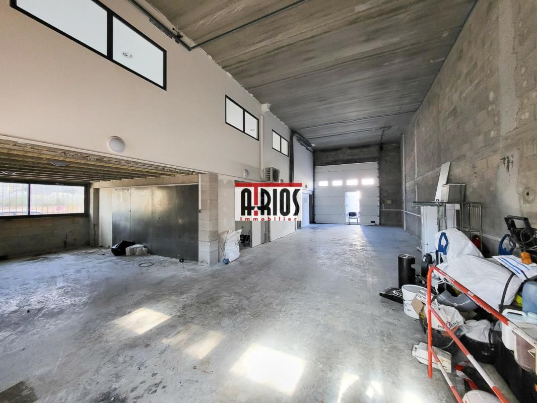 Location entrepôts 236 m² non divisibles