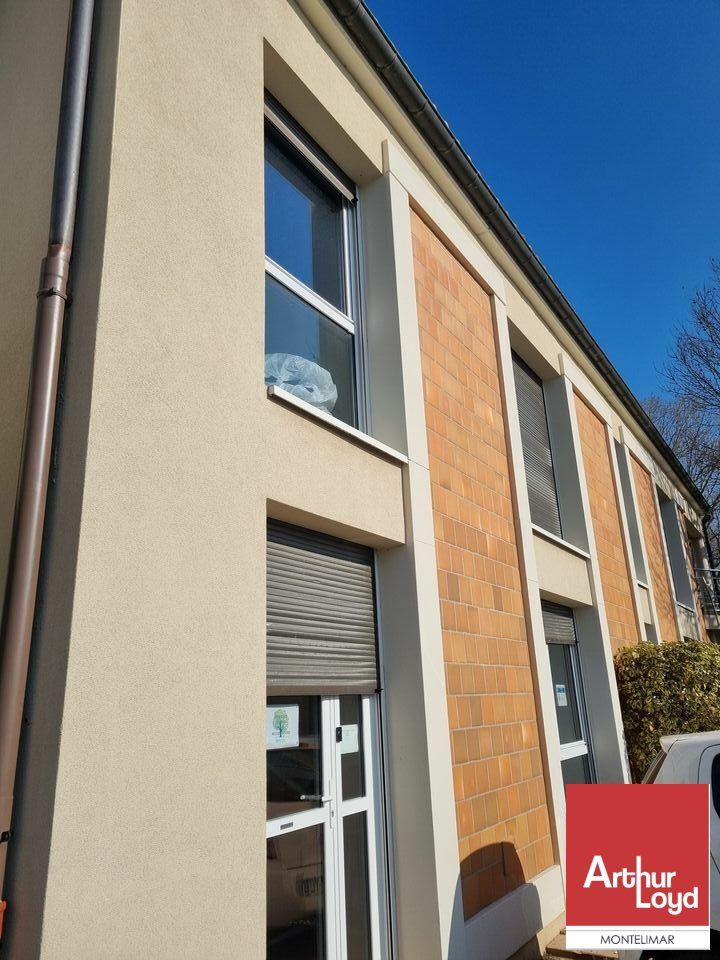 MONTELIMAR PROCHE DU CENTRE-VILLE - A LOUER - BUREAUX EN RDC LUMINEUX AVEC PARKING