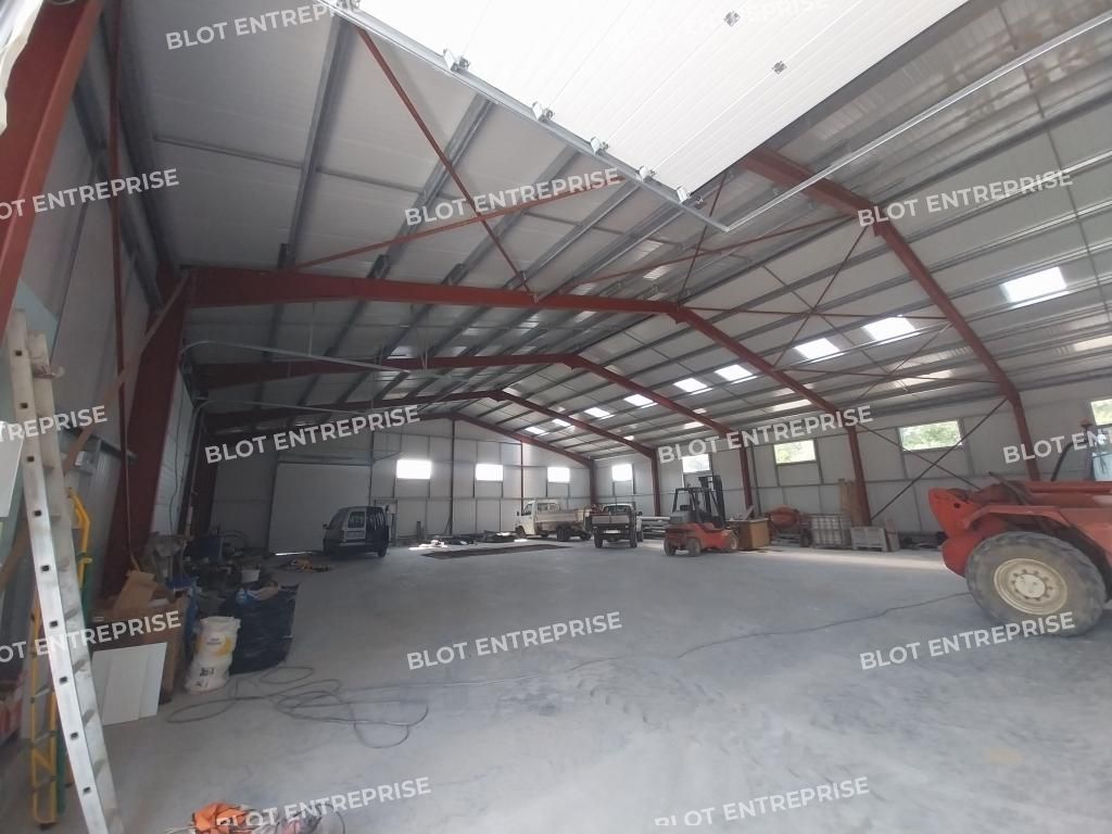 Location entrepôts 695 m² non divisibles