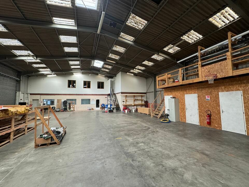 Location local d''activites 1013 m² non divisibles