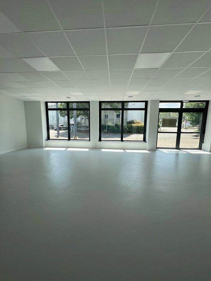 Location local commercial 395.84 m² non divisibles