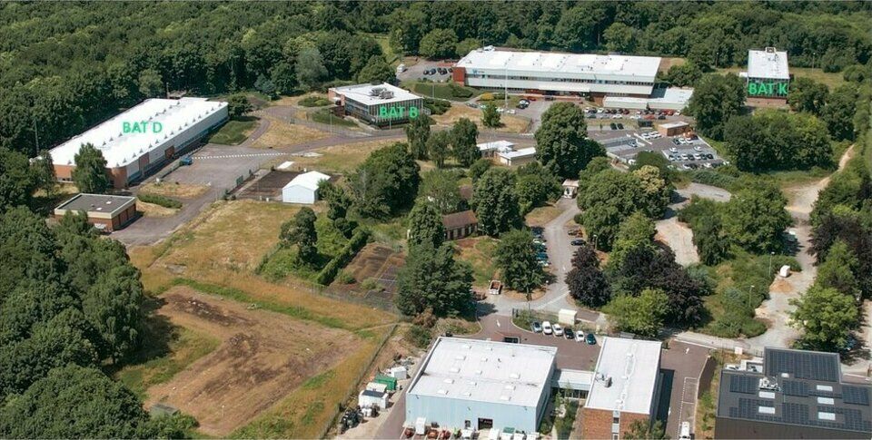 Location local d''activites 7492 m² divisibles à partir de 1615 m²