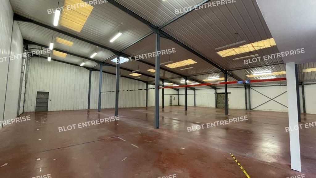 Location entrepôts 1104 m² non divisibles