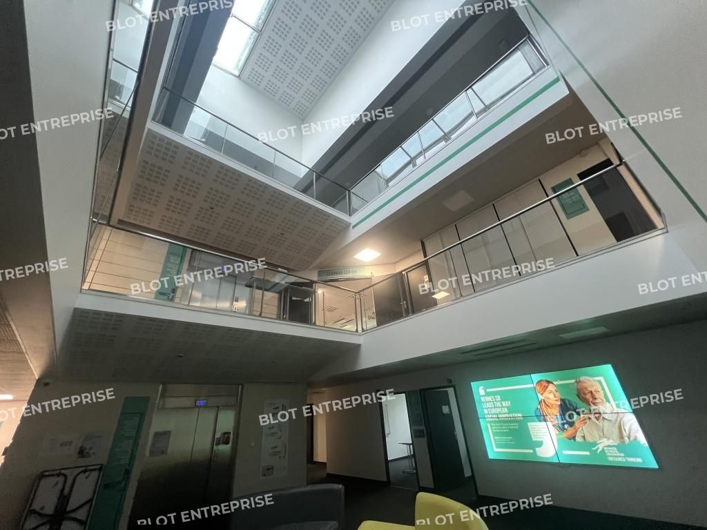 Location bureaux 2918 m² non divisibles
