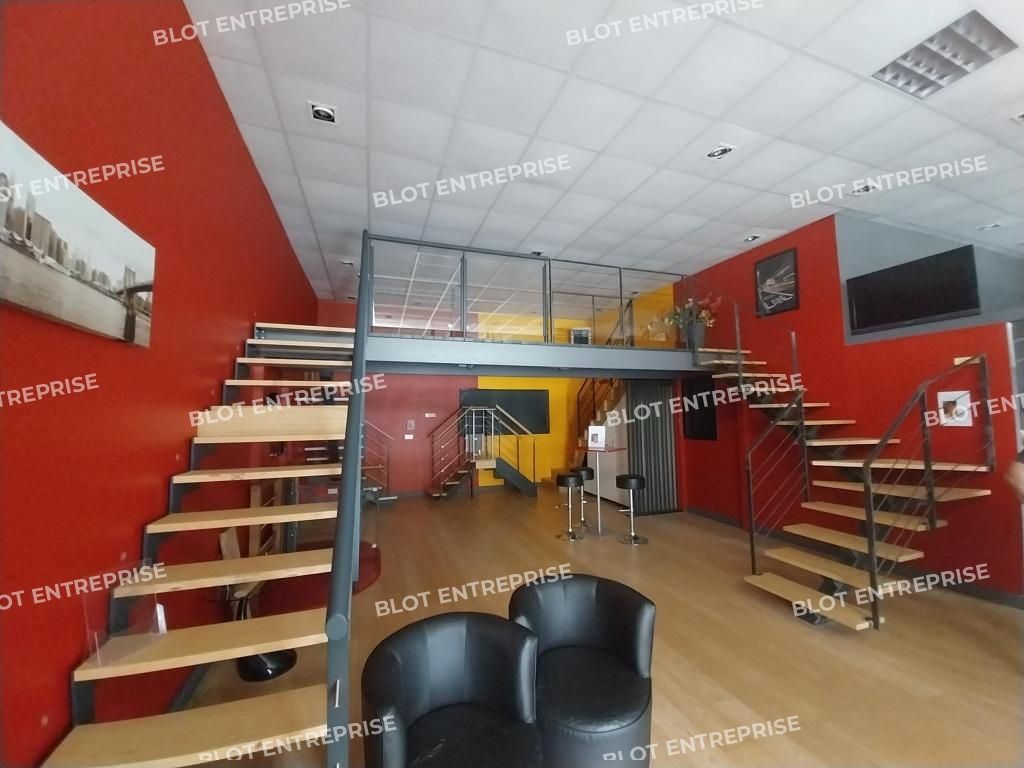 Location entrepôts 370 m² non divisibles