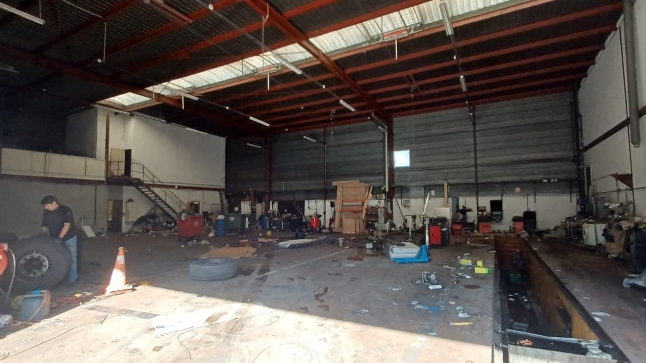 Location entrepôts 1500 m² non divisibles