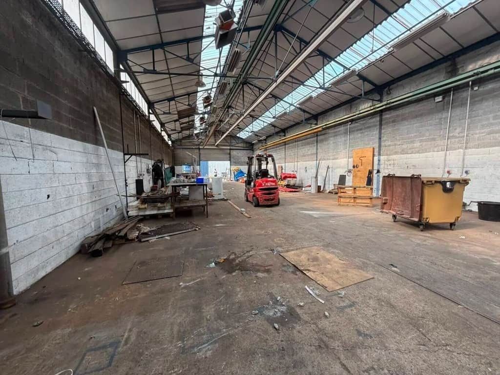 Location entrepôts 560 m² non divisibles