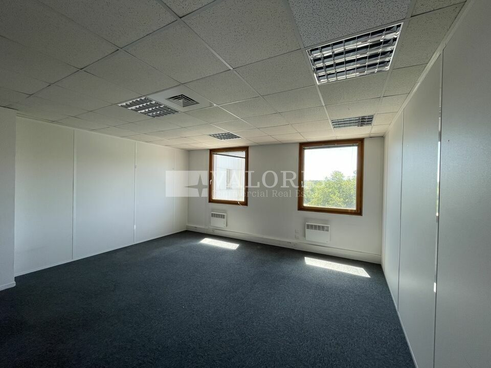 Bureaux à vendre – 244 m² au dernier étage à Dardilly, avec 8 stationnements