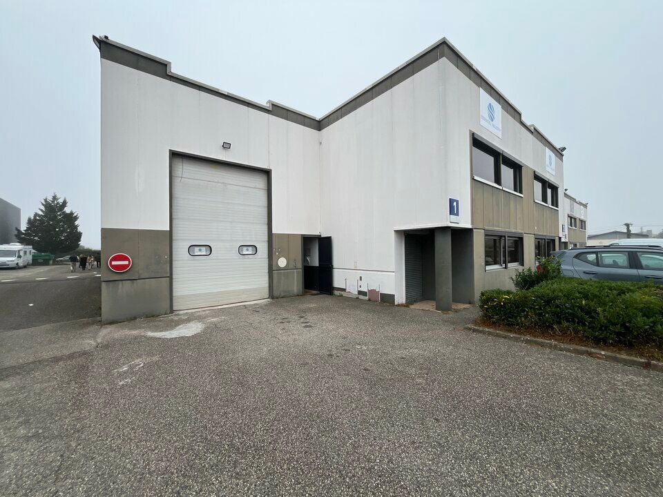 Location local d''activites 1926 m² divisibles à partir de 434 m²