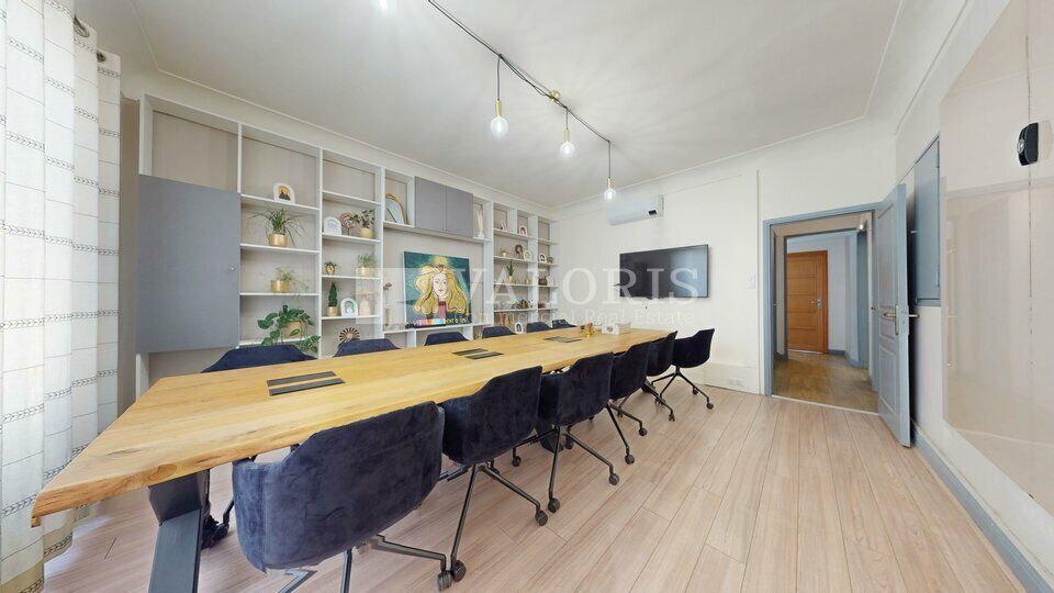 Valoris Real Estate vous propose un bien atypique et entièrement rénové d'environ 300 m², situé dans un environnement calme à proximité de Charpennes.