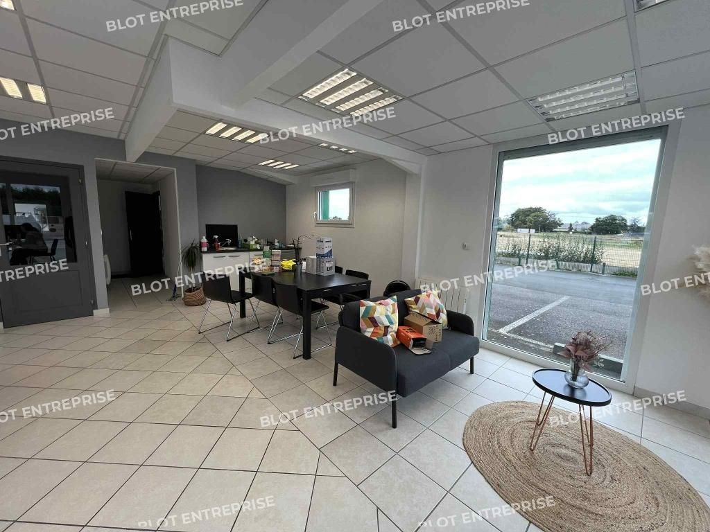 Location entrepôts 120 m² non divisibles