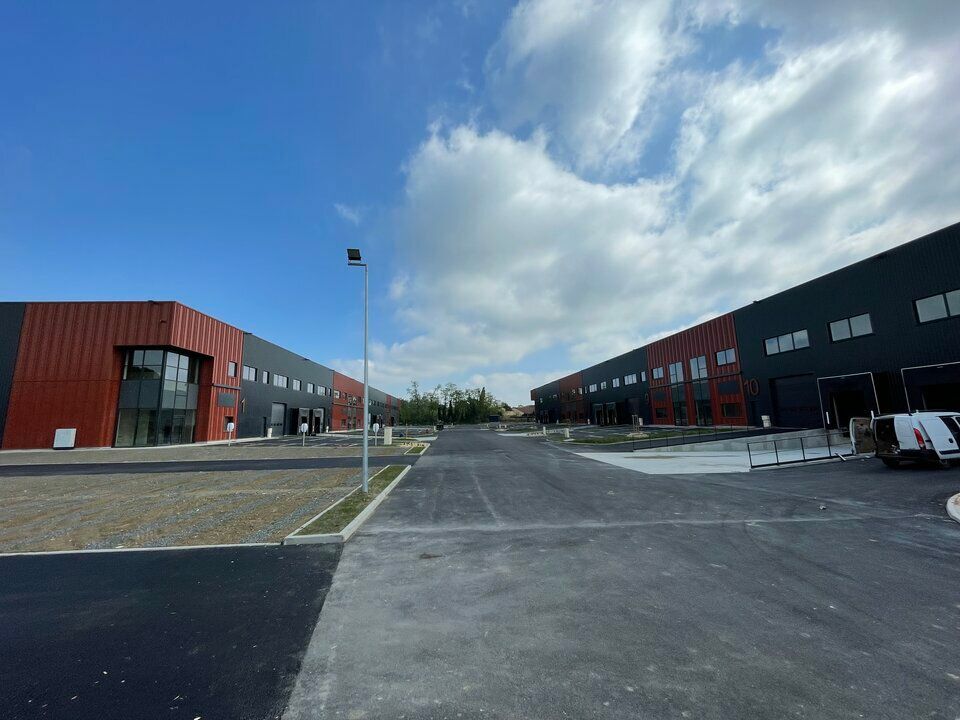 ACTI'LOG Transaction vous propose à la location un lot d'entrepôt/bureaux au sein d'un parc neuf, idéalement situé et bénéficiant d'une visibilité depuis la N184.