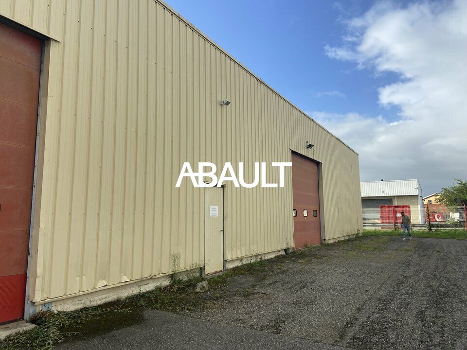 A VENDRE ,  ZA THIBAUD,  murs d'activités indépendants d'une surface d' environ 2220 m²