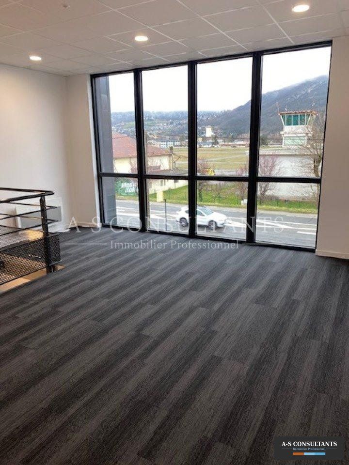 125 m² pour ce local d'activites en location à Challes les eaux