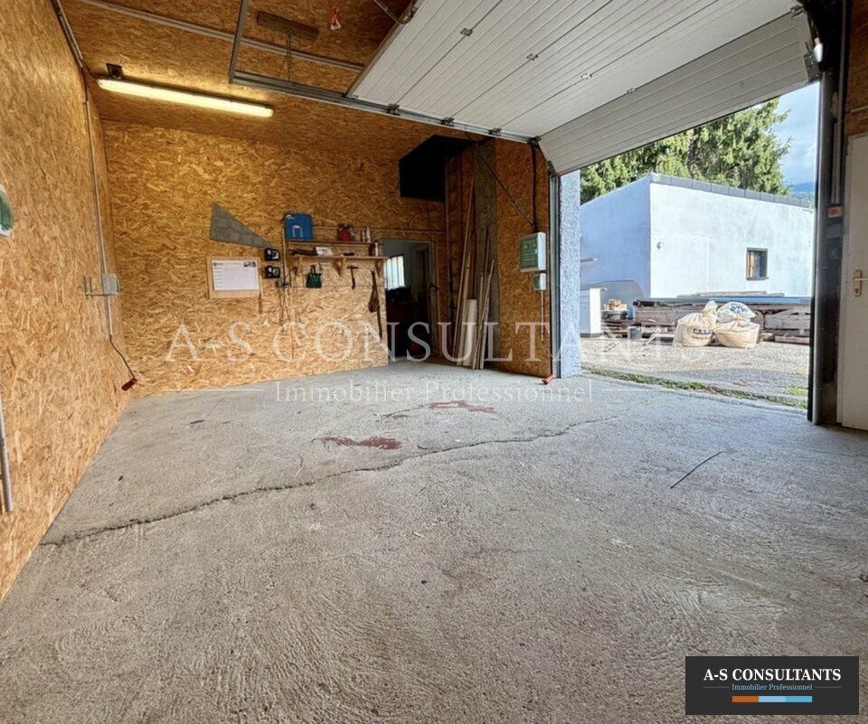 A LOUER - LA RAVOIRE (73490) - Local professionnel avec partie atelier/stockage et bureaux en étage (300 m² environ)  - cours intérieure fermée - 5 places de parking privatives - très forte visibilité depuis la Route Nationale.