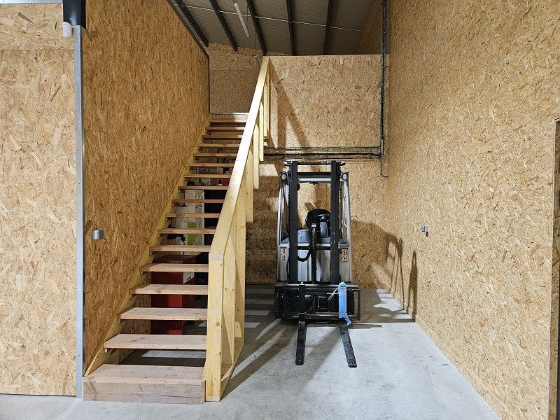 Location entrepot 380 m² à CORDEMAIS