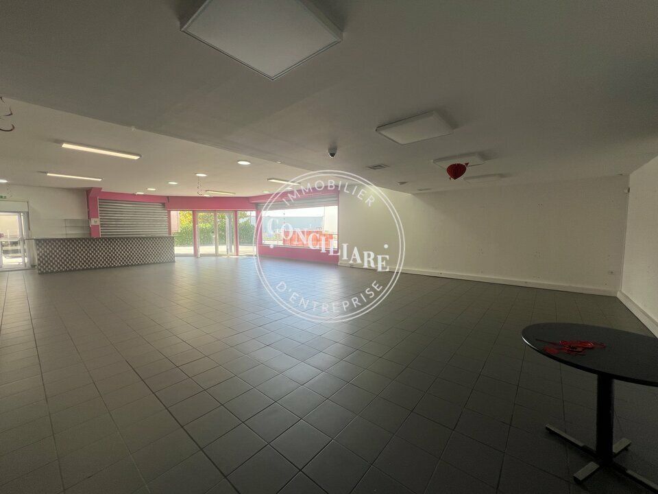 Location local commercial 385 m² non divisibles