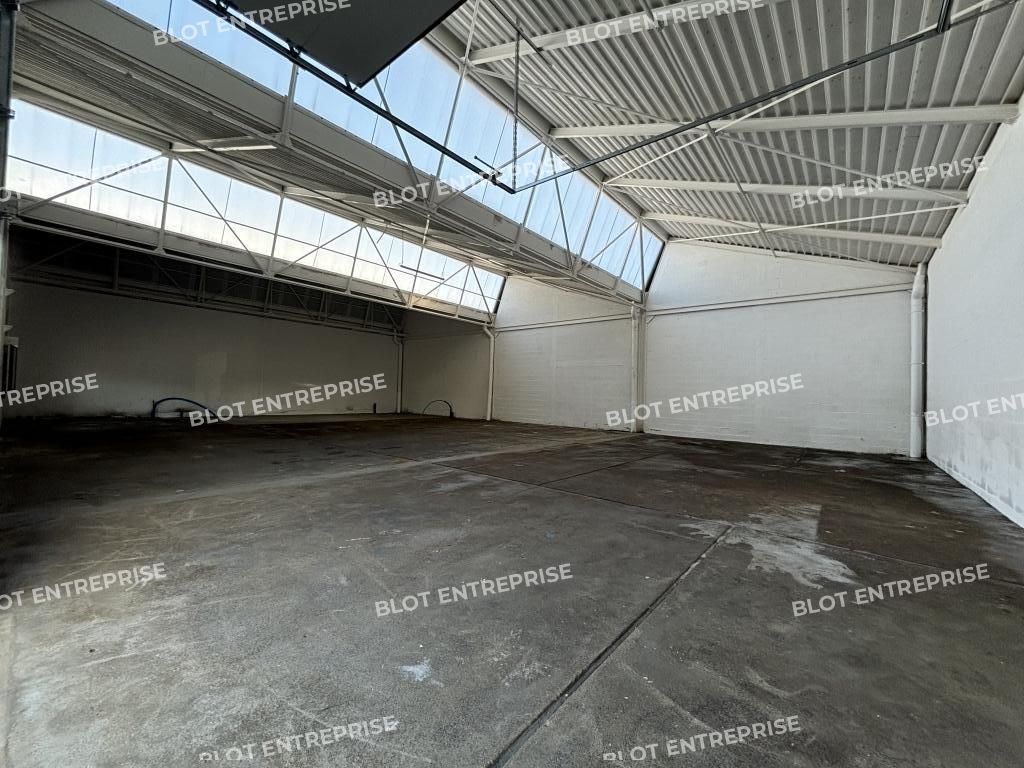 Location entrepôts 330 m² non divisibles