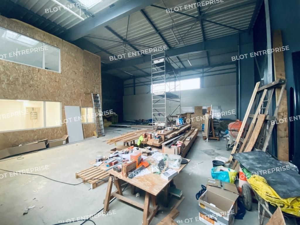 Location entrepôts 240 m² non divisibles
