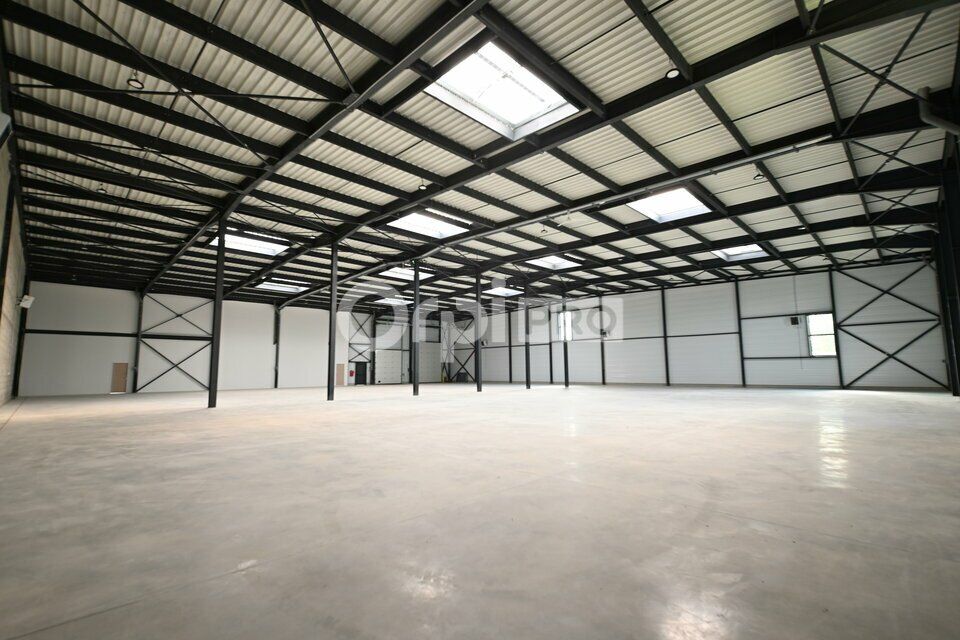 Location local d''activites 3328 m² divisibles à partir de 1664 m²