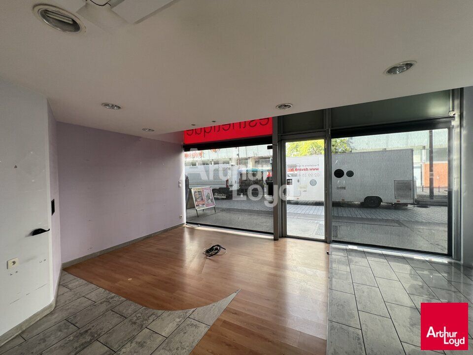 ST JACQUES DE LA LANDE - LOCAL COMMERCIAL A LOUER - 170 M²