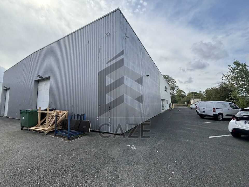 Location entrepot 900 m² non divisibles