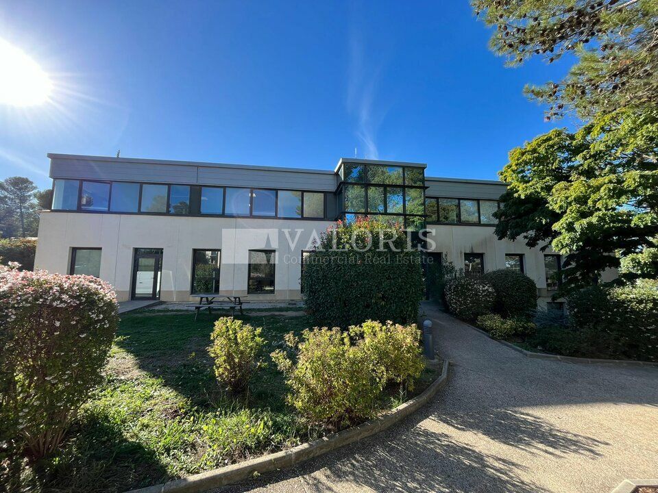 VALORIS MEDITERRANEE vous propose, à la location, une surface de bureaux de 307 m² au coeur du parc de Pichaury, secteur tertaire prisé, au sein d'un environnement sécurisé, calme et verdoyant.