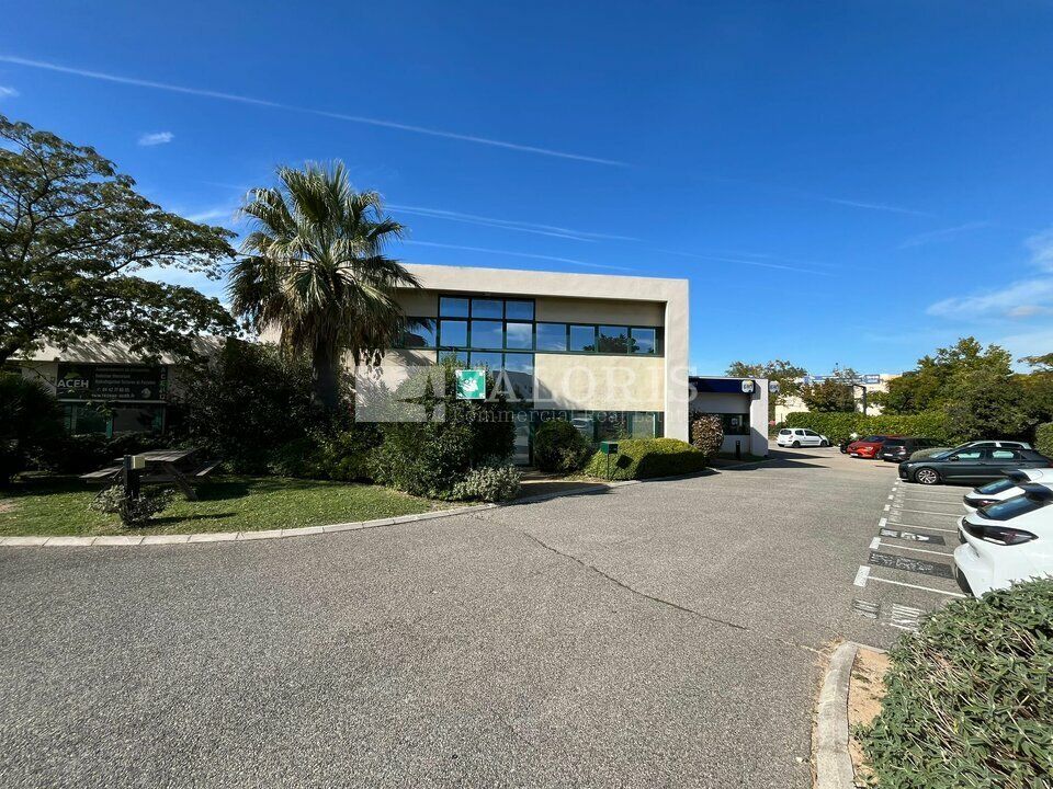 VALORIS MEDITERRANEE vous propose, à la vente, une surface de bureaux en R+1 de 269 m² dans la zone de l'Agavon aux Pennes Mirabeau et au sein d'un parc parfaitement entretenu.
