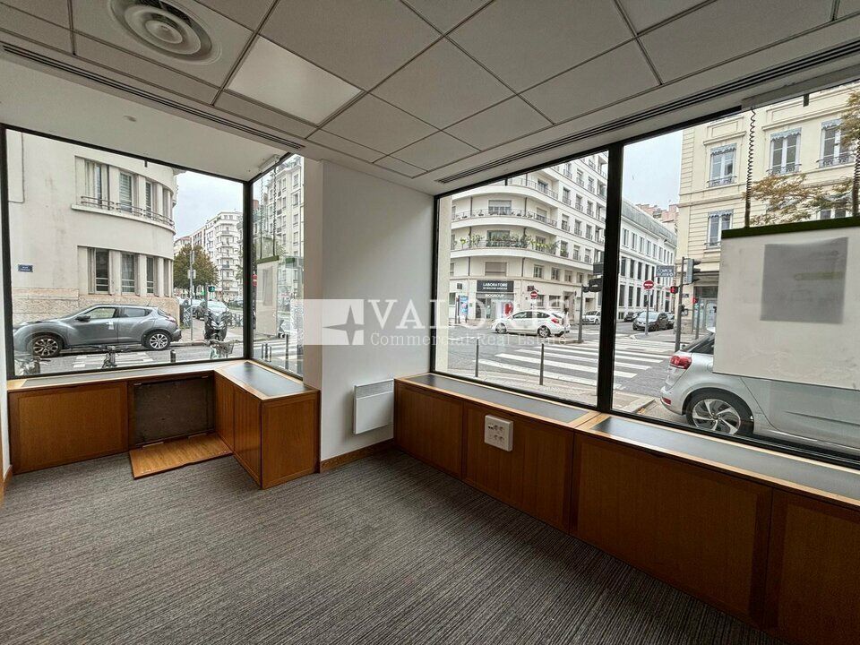 Valoris Real Estate vous propose à la location un local commercial d'une surface de 188.61 m² sur un axe très passant du 6ème arrondissement de Lyon.