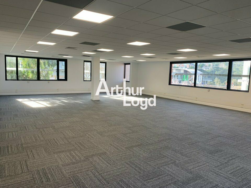 Location bureaux 3209.6 m² divisibles à partir de 36.3 m²