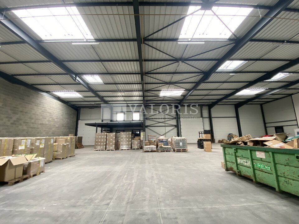 Valoris Real Estate vous propose à la location des locaux d'activités au sein d'un parc d'activités de la commune de Saint-Priest. Locaux en excellent état, possibilité de les louer d'un seul tenant ou séparément. Disponible immédiatement. 