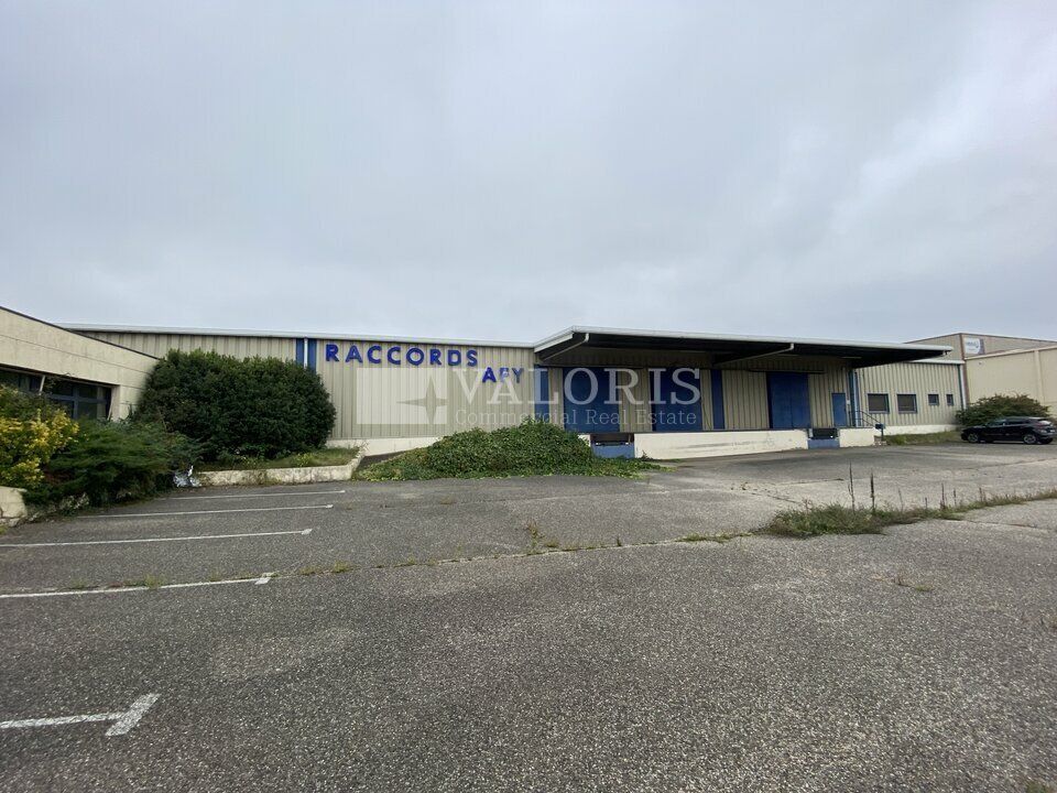 Valoris Real Estate vous propose A LA VENTE un bâtiment indépendant de 2 927 m² sur son terrain clos. Le bien dispose de 3 portes à quai dont 2 équipés de niveleurs ainsi que d'une porte de plain-pied sur la partie latérale du bâtiment.