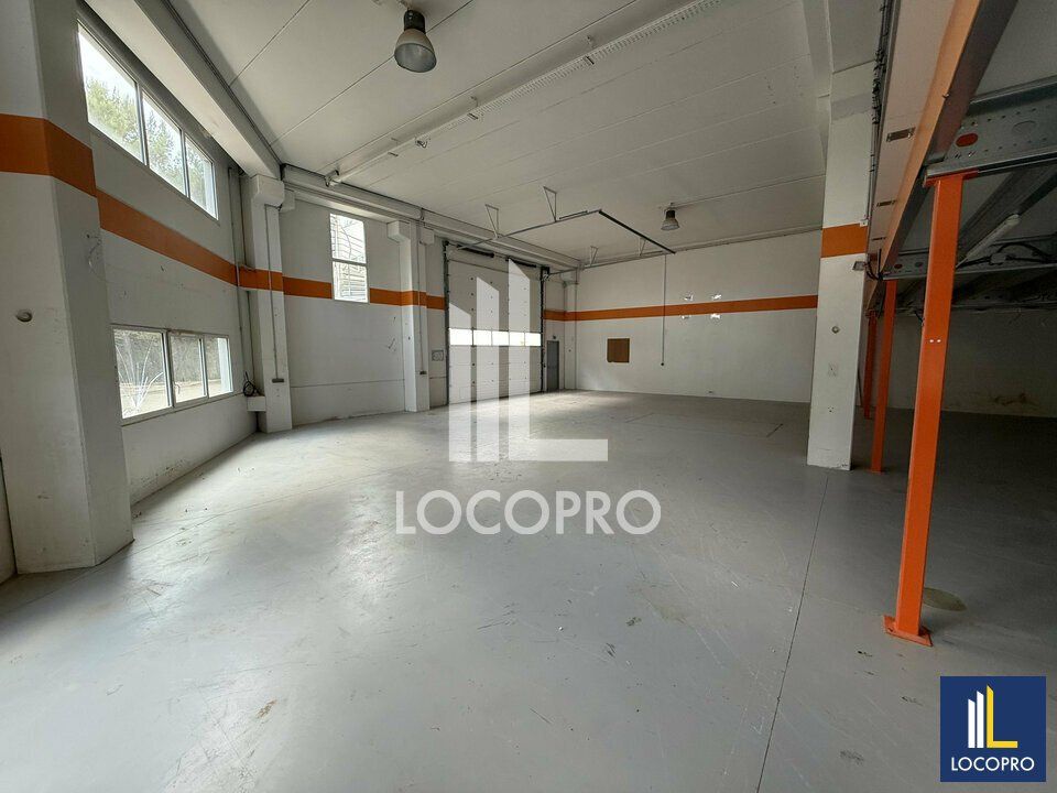 Location local d''activites 835 m² non divisibles