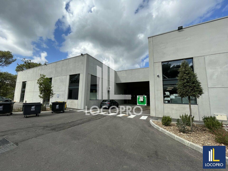 Location local d''activites 476 m² non divisibles