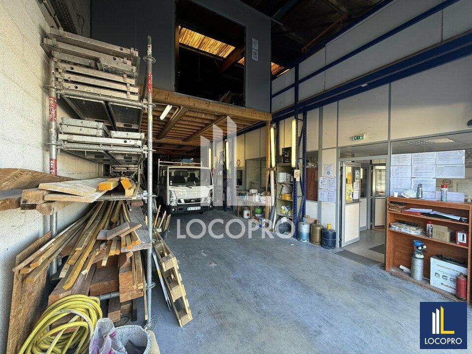 Location local d''activites 229.35 m² non divisibles