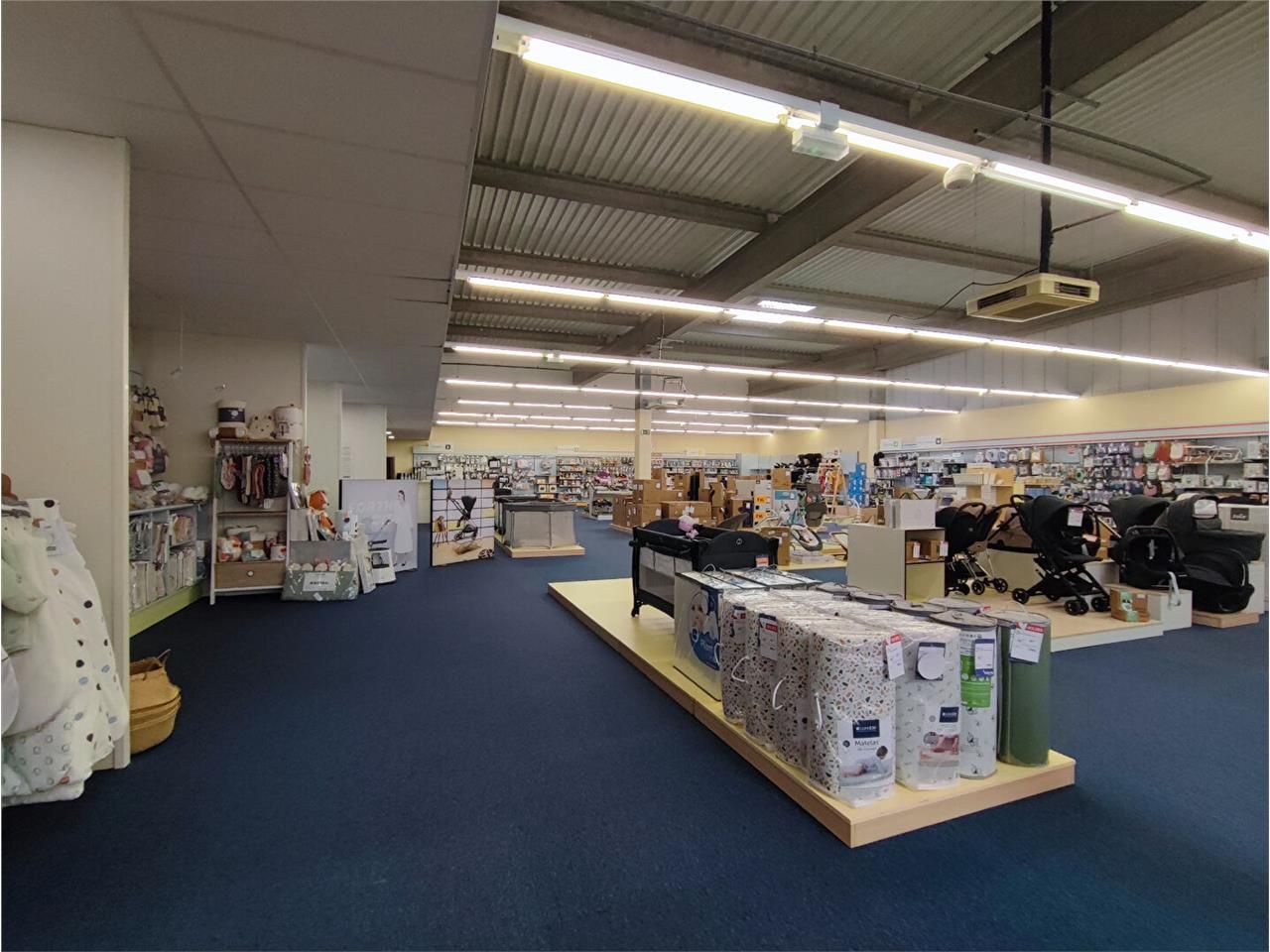 Location local 1000.00 m² à LE VIGEN