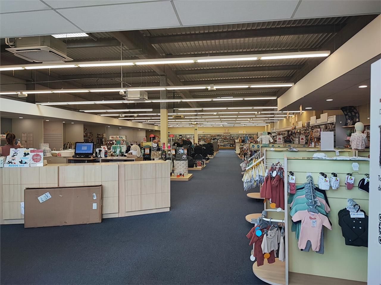 Location local 1000.00 m² à LE VIGEN