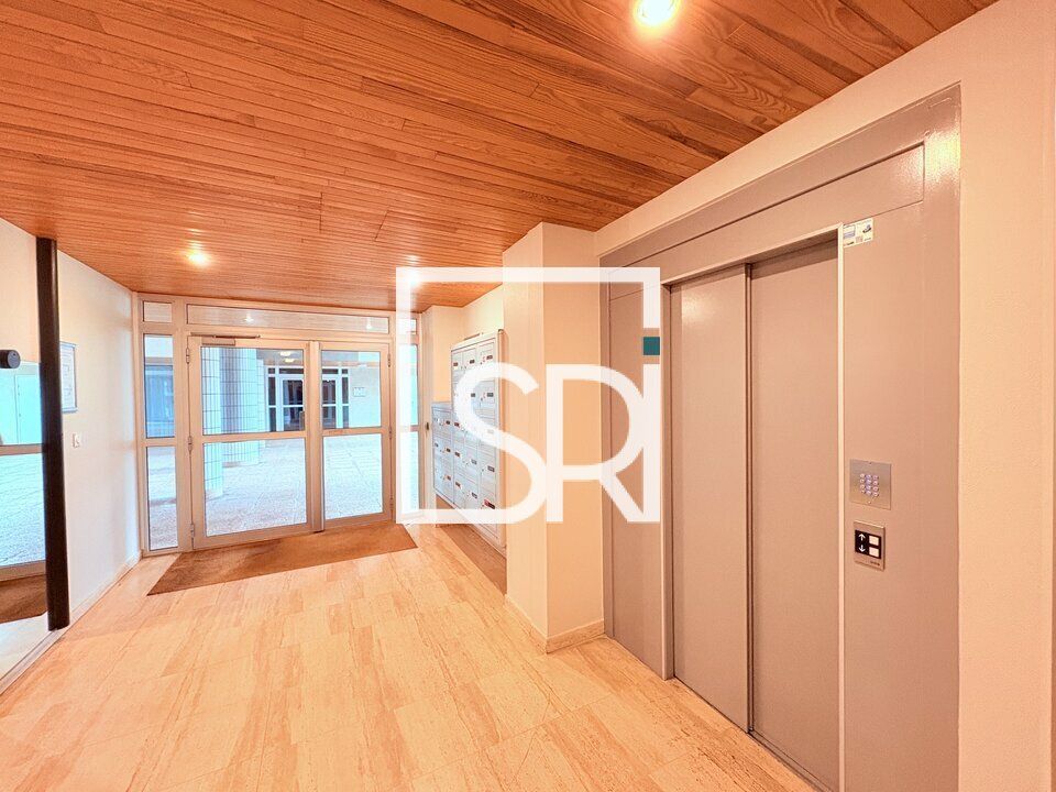 LOCATION BUREAUX / LOCAUX COMMERCIAUX AVEC VITRINE -67 M² - QUARTIER BANQUE DE FRANCE - 63000 CLERMONT-FERRAND