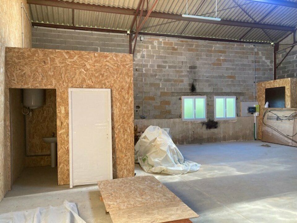 Location local d''activites 180 m² divisibles à partir de 120 m²