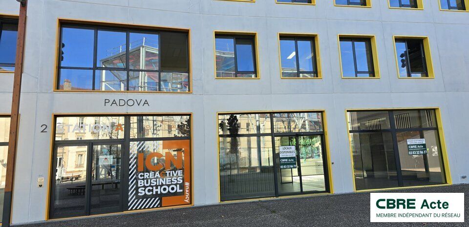 Location local commercial 153.7 m² non divisibles